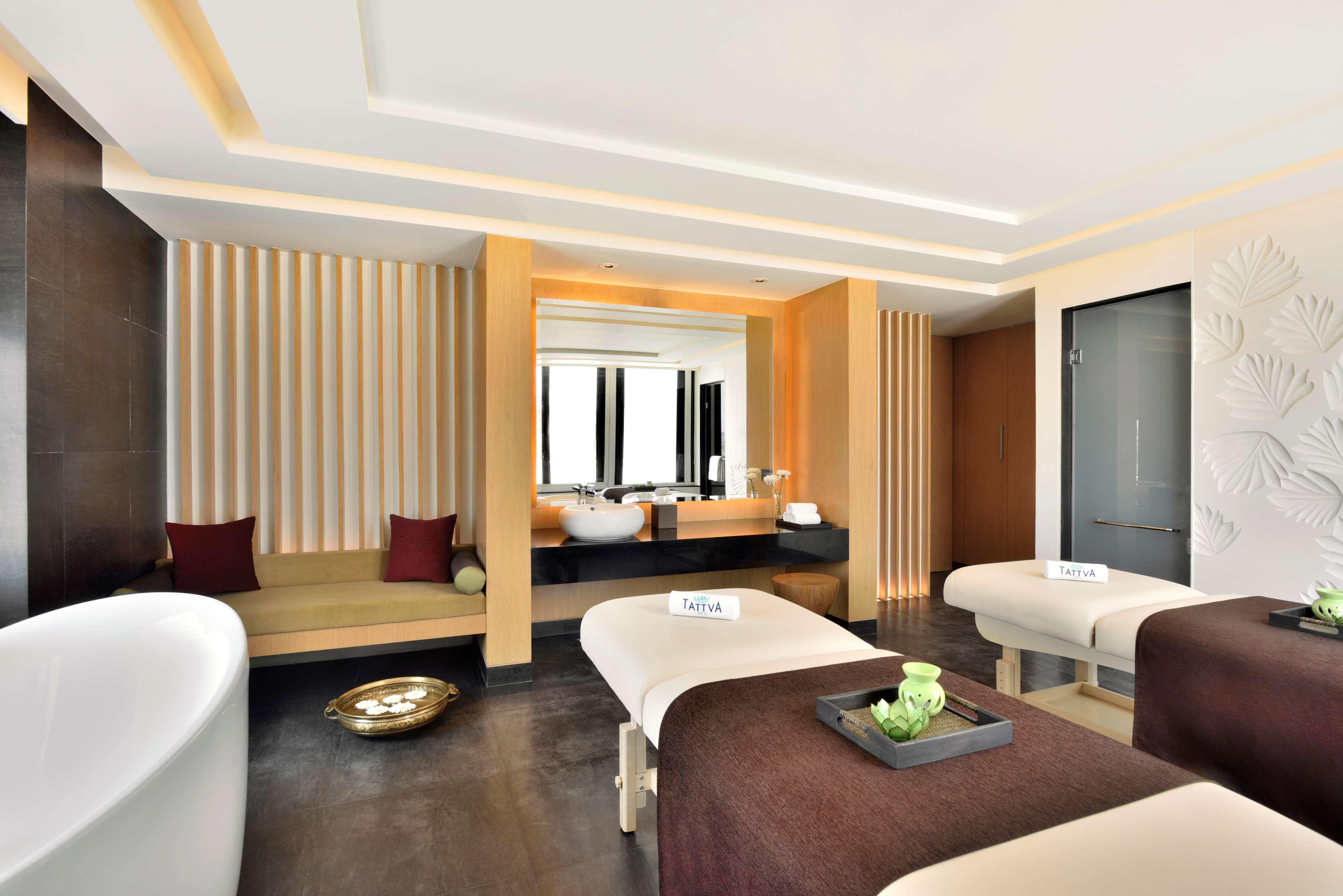 Отель Radisson Blu Фаридабад Экстерьер фото