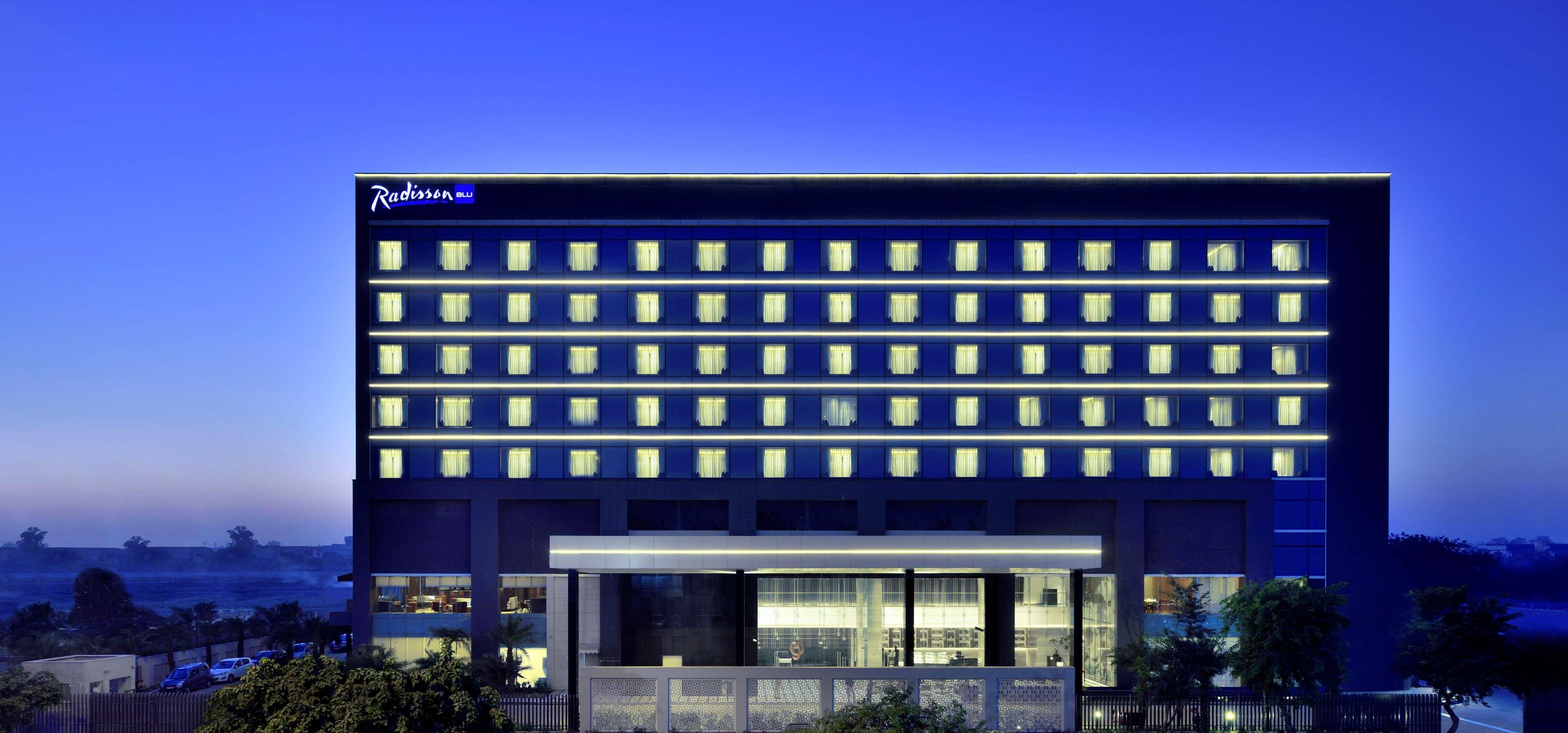Отель Radisson Blu Фаридабад Экстерьер фото