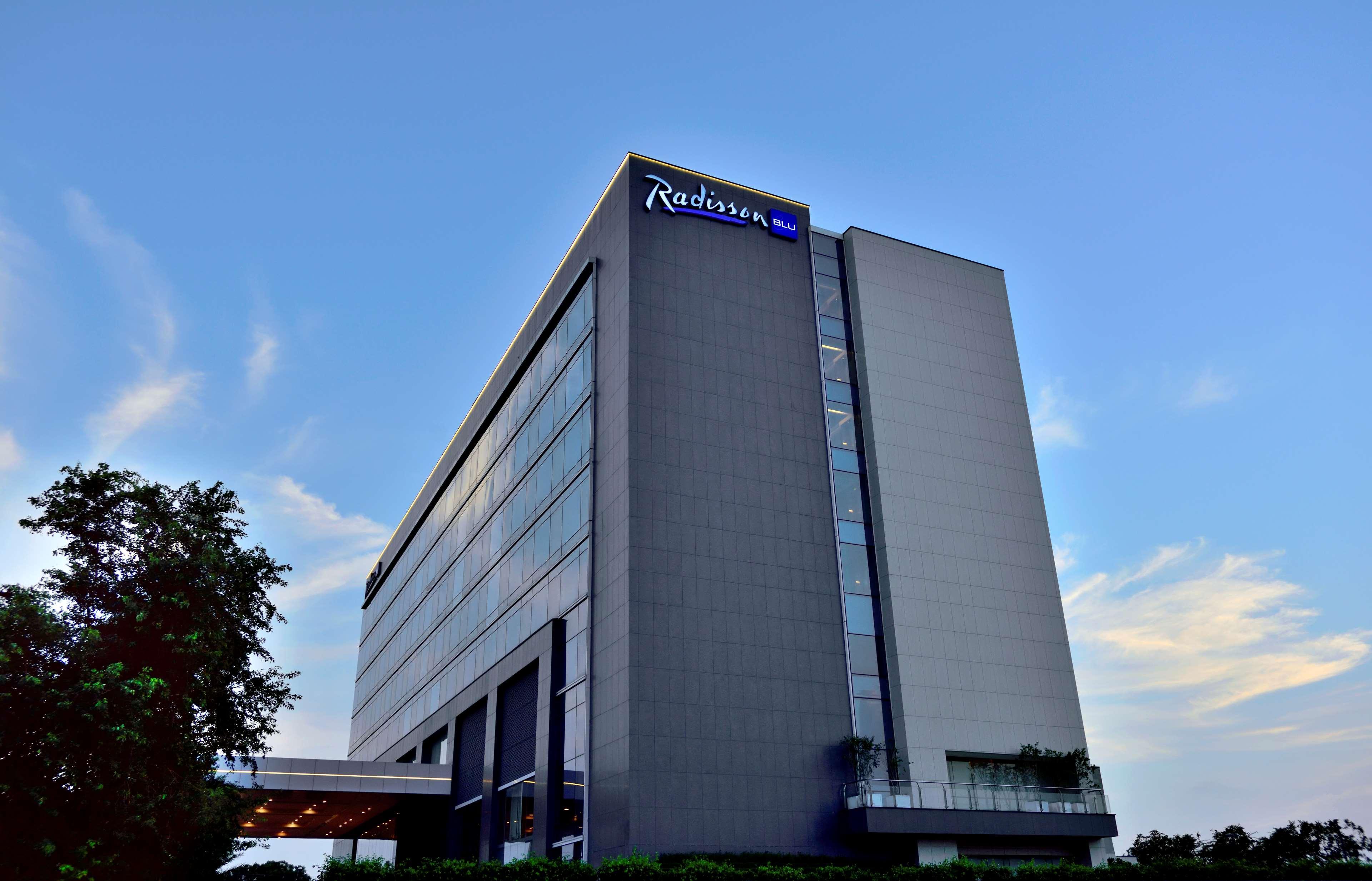 Отель Radisson Blu Фаридабад Экстерьер фото