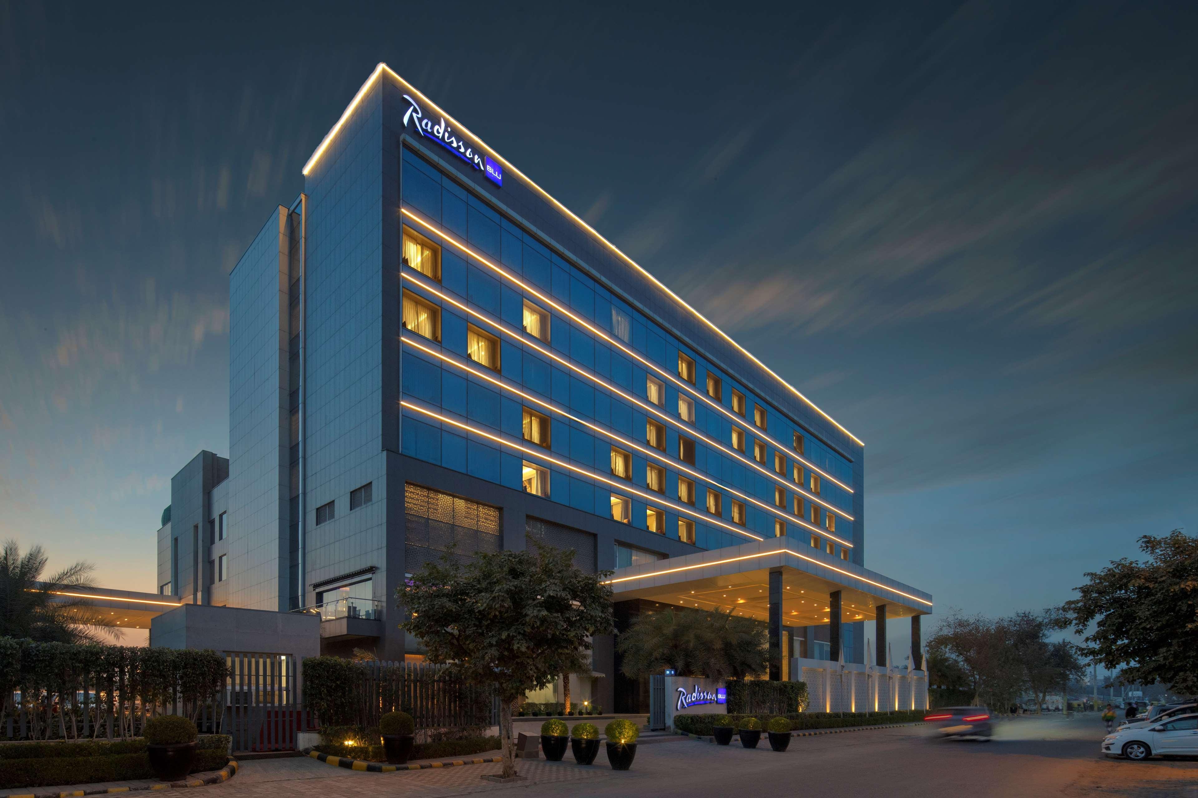 Отель Radisson Blu Фаридабад Экстерьер фото