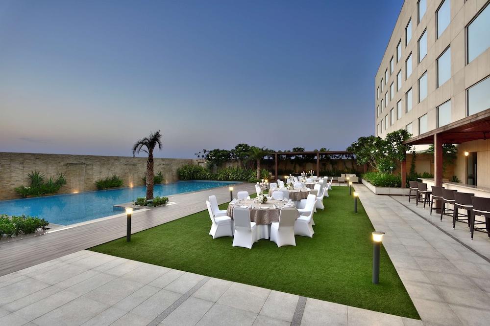 Отель Radisson Blu Фаридабад Экстерьер фото