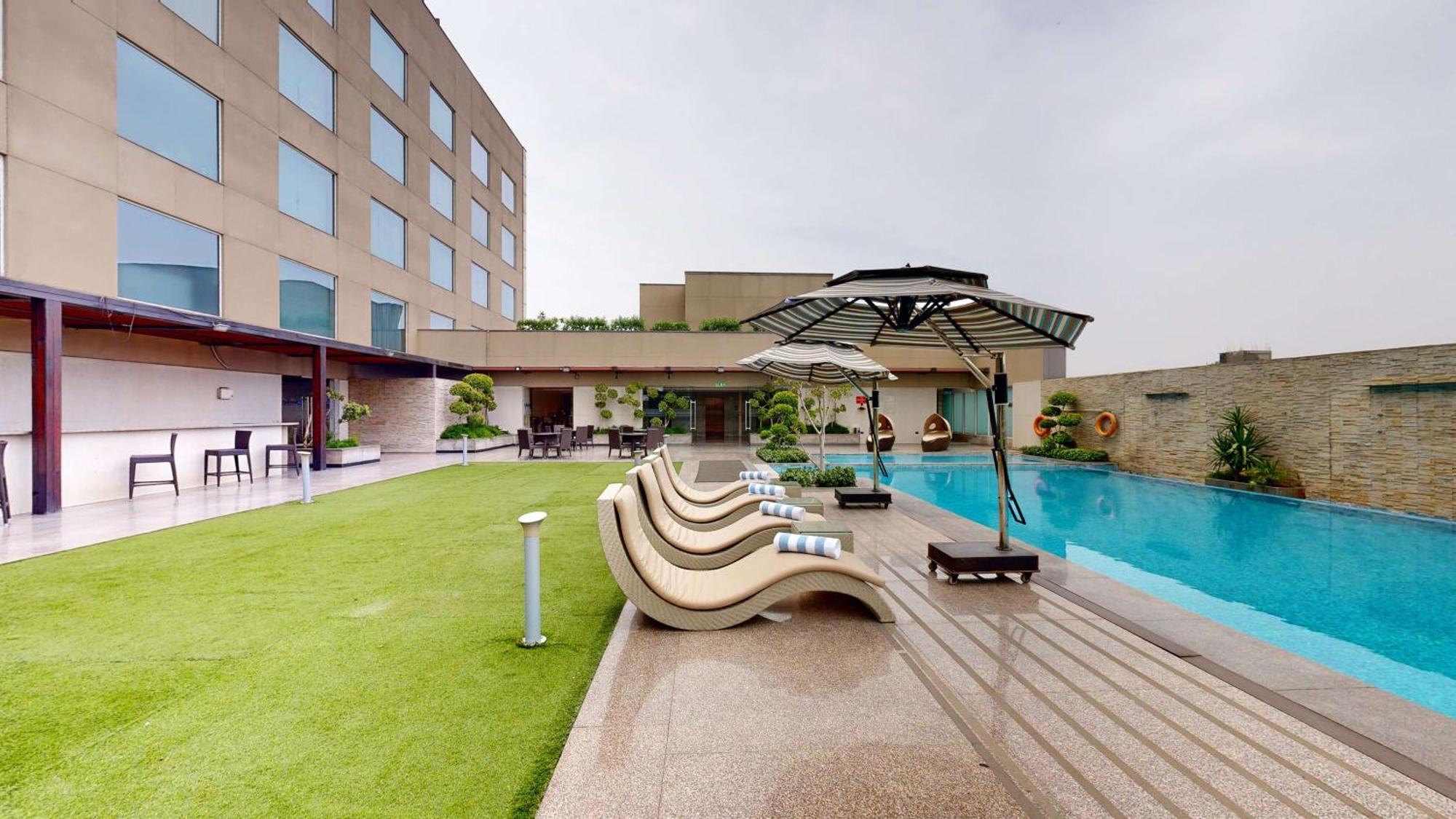 Отель Radisson Blu Фаридабад Экстерьер фото