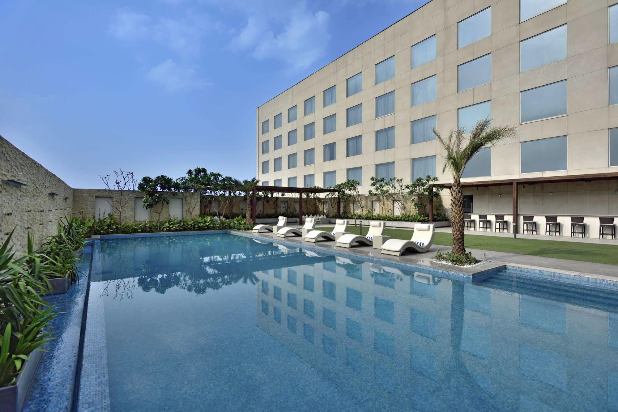 Отель Radisson Blu Фаридабад Экстерьер фото